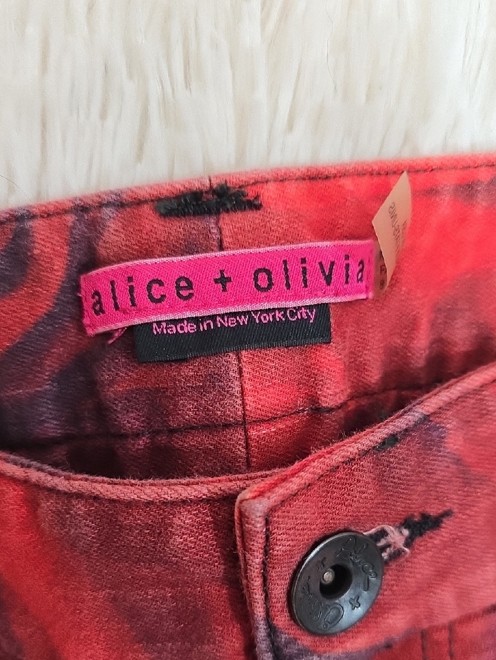 Alice + Olivia Red and Black Floral Low-Rise Jeans Size 8 - Picture 2 of 14